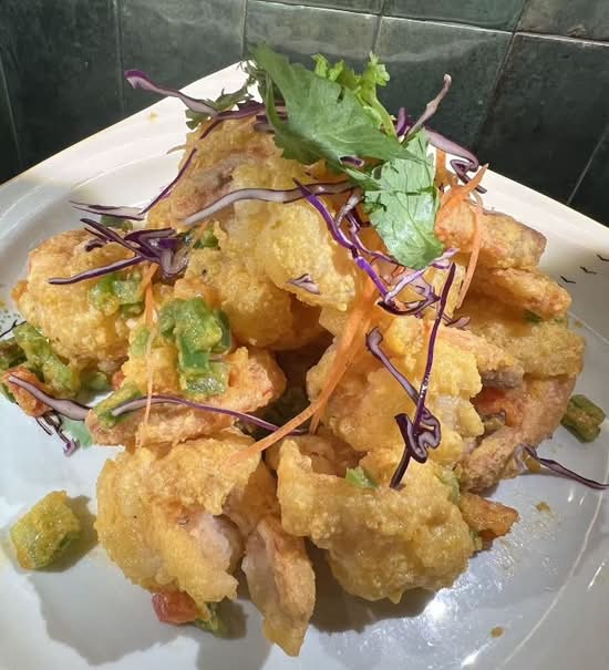 Deep fried jumbo shrimps with egg yolk sauce 金沙大虾